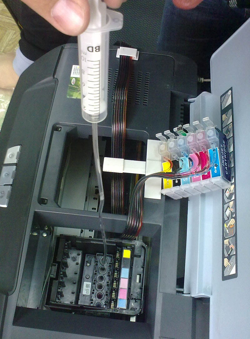 Прочистка печататющей головки струйного принтера.