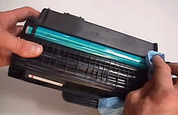 Чистка картриджа лазерного принтера.