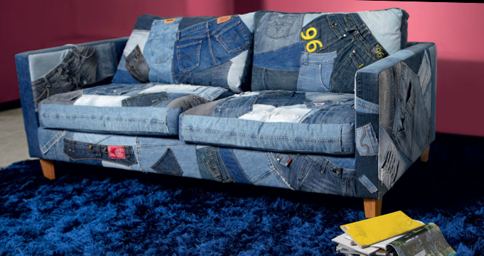 Оббиваем диван старыми джинсами