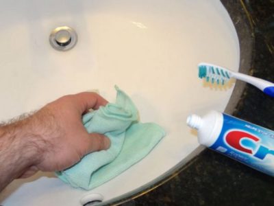 чистка ванны зубной пастой