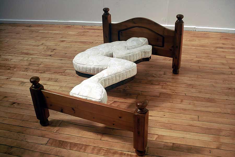 Странная кровать.