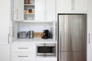 холодильник и микроволновка