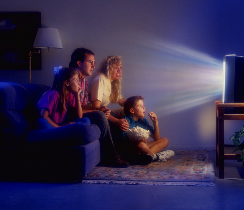 Семейный просмотр телевизора.