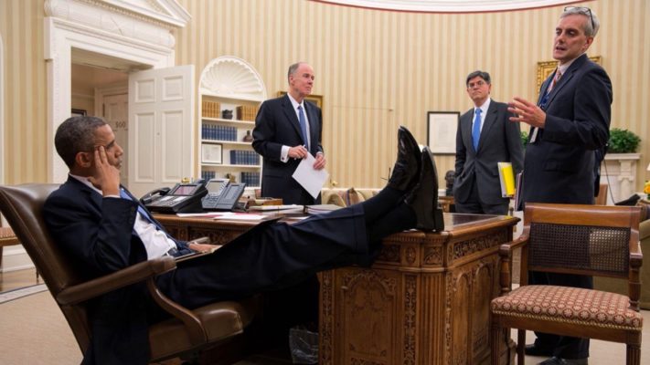 Обама закинул ноги на стол