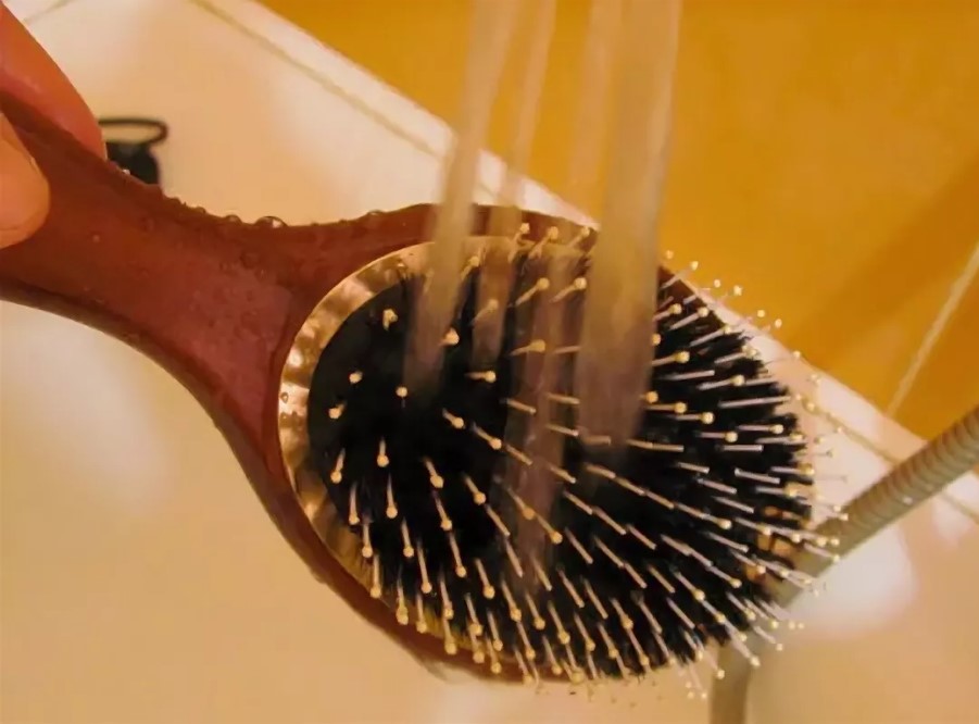 Как почистить массажную расческу в домашних. Мытье Расчески. Расческа для мытья волос. Щетка для очистки массажных расчесок. Помыть расческу для волос.