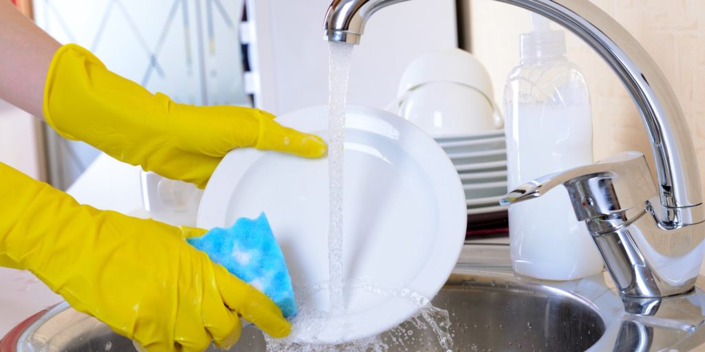 Мытьё посуды в перчатках.