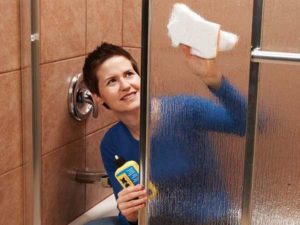 Как отмыть душевую кабину от мыльных разводов и известкового налёта