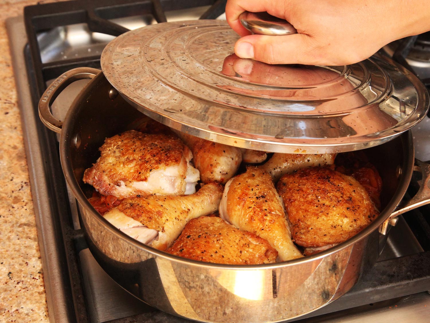 Можно запекать в сковороде в духовке. Готовка на сковороде. Кастрюля для жарки и варки. Жареная курица на сковородке. Мясо на сковороде.