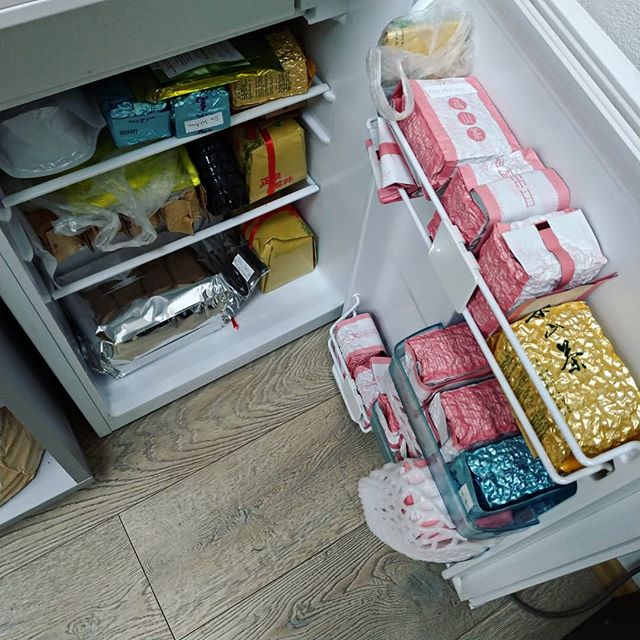Хранение чайных пакетов на кухне. Киндер который хранится в холодильнике. Картинки на холодильнике хранить бумаги. В чём лучше хранить чай. Можно патчи хранить в холодильнике