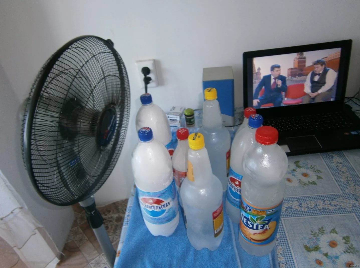 бутылки с водой перед вентилятором