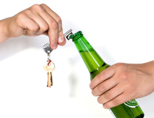 7 способов открыть бутылку пива без открывашки