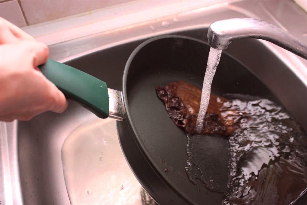 Почему сковородки нельзя заливать холодной водой