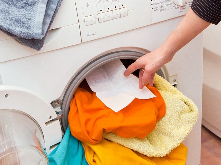 Зачем в стиральную машину кладут влажную салфетку
