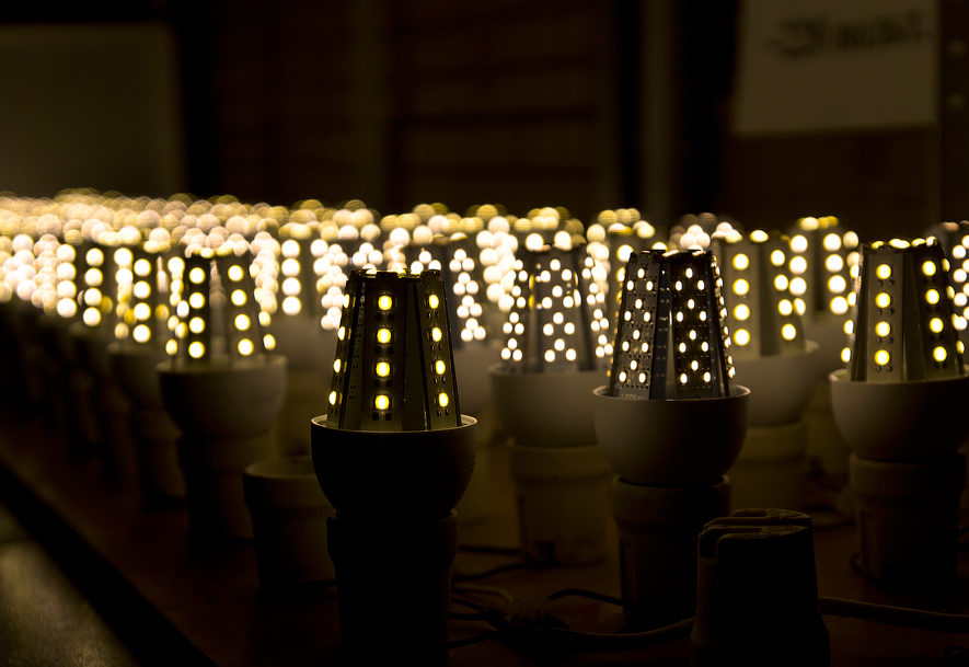 Изготовление светодиодных ламп на заводе.