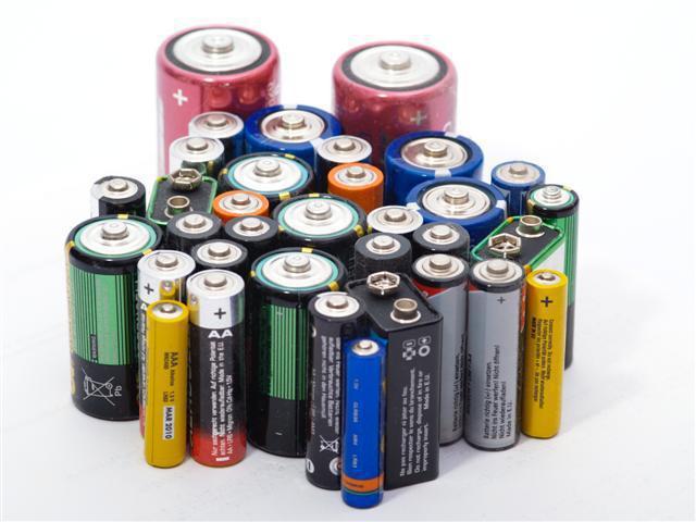 Корпус батареек из разных металлов.