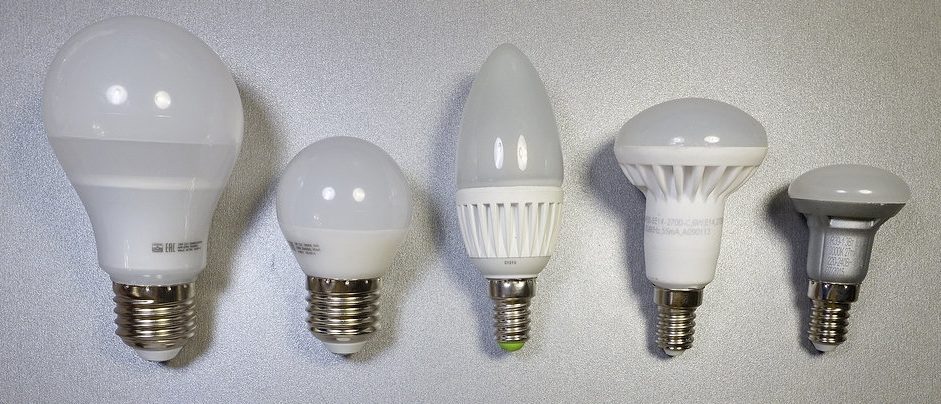 Энергосберегающие лампы с разным видом цоколя.