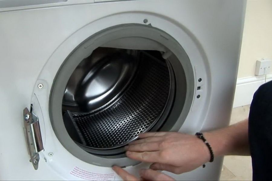 Забыть почистить резинку в стиральной машине — серьёзная ошибка хозяйки