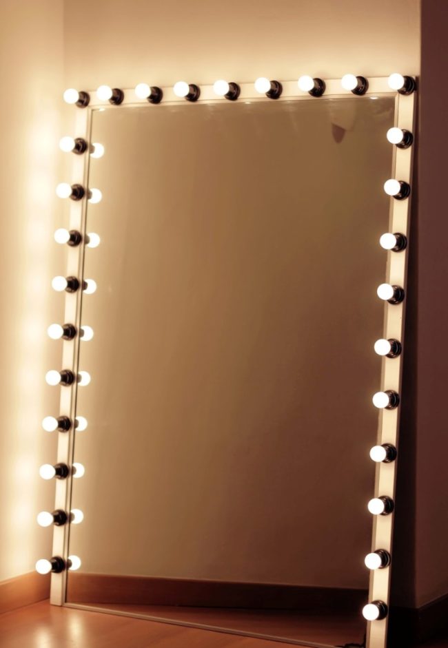 Как сделать зеркало со светодиодной подсветкой в ванной?