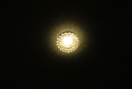 Тусклое свечение светодиодной лампы.