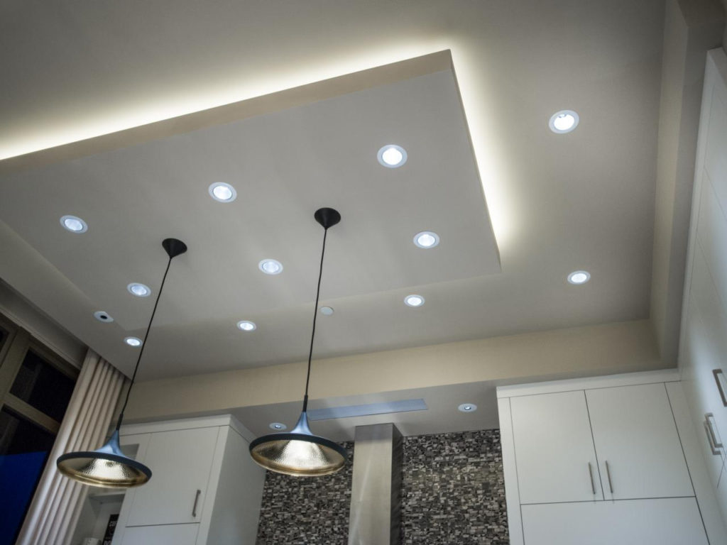 Точечные светильники для натяжных потолков на кухне.