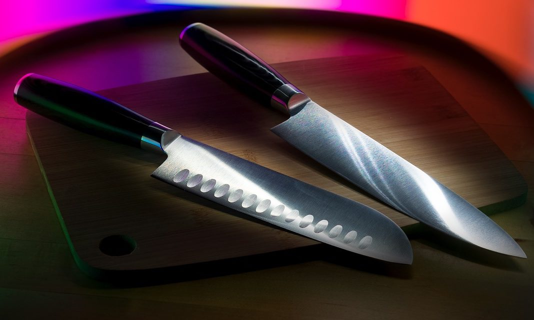 Кухонные ножи на разделочной доске