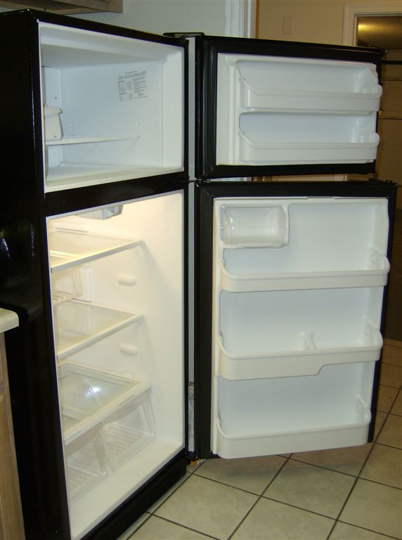 Размороженный холодильник