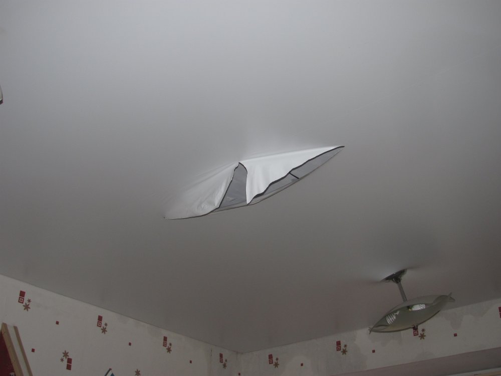 Как задекорировать дырку на потолке