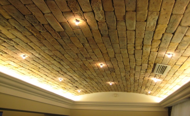 потолок из декоративного кирпича