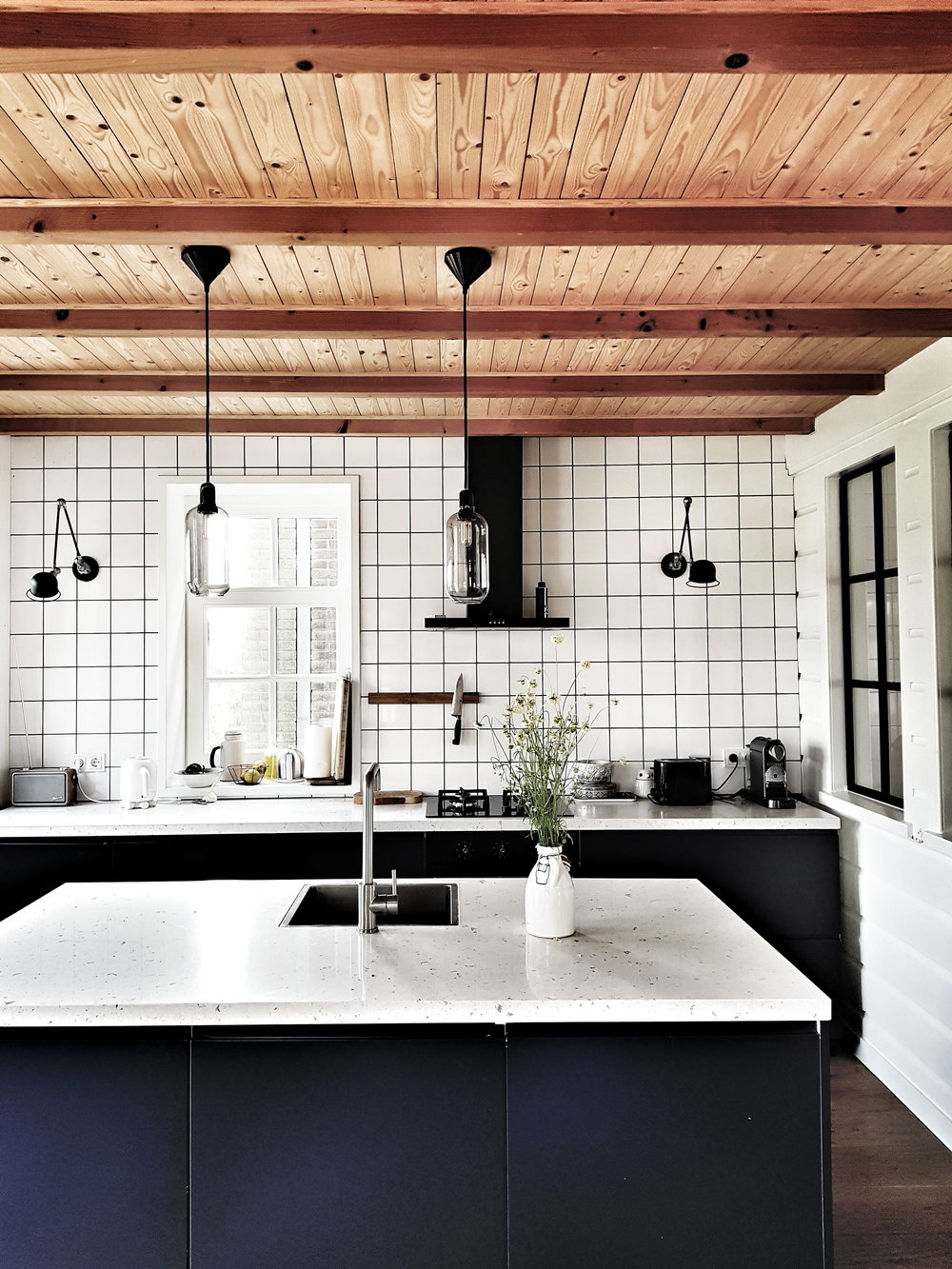 потолок из вагонки в кухне в скандинавском стиле