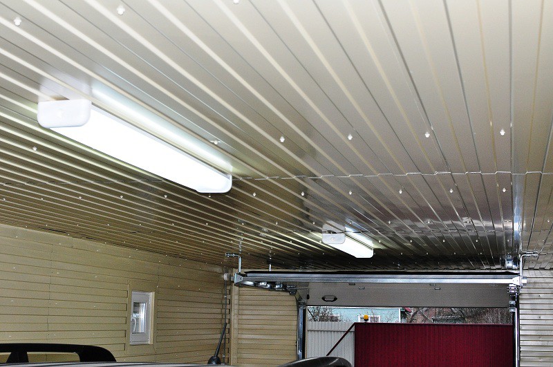 реечный потолок в гараже