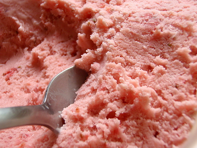 Розовое мороженое