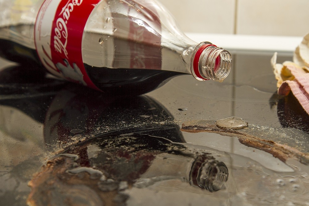 Кока-Кола на грязной плите