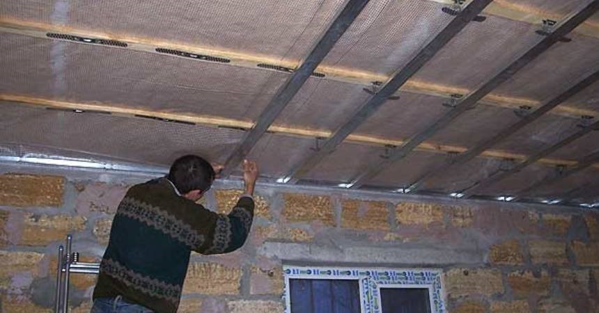 монтаж реечного алюминиевого потолка