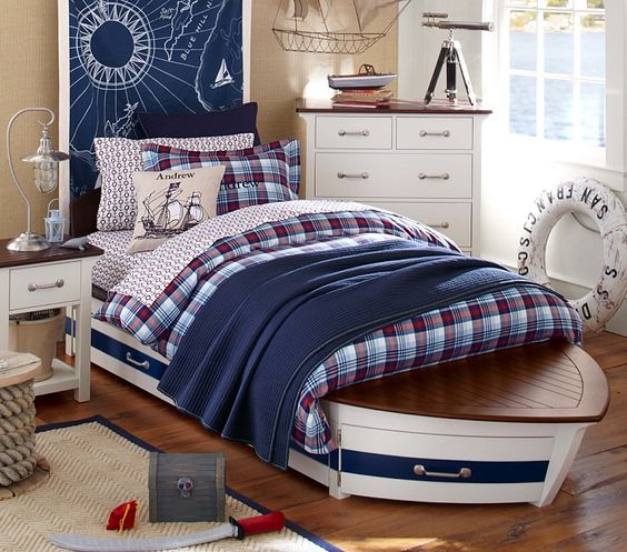 Кровать в виде лодки.