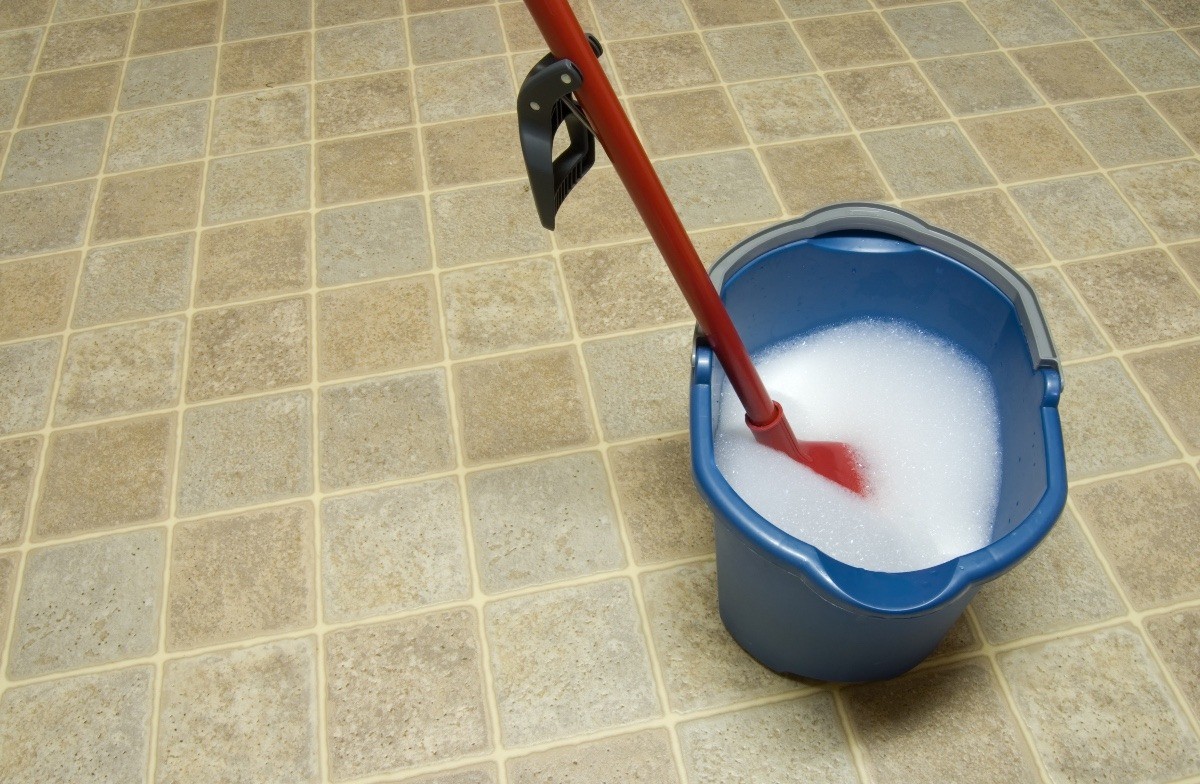 Отмыть линолеум от въевшейся грязи на кухне. Мытье линолеума. Мытье пола. Помыть полы. Мытье плитки на полу.