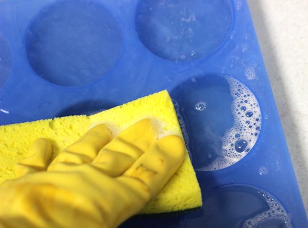 мытье силиконовой формы для выпечки