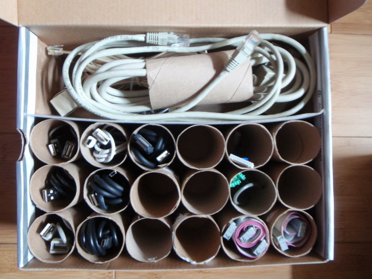 Картонные коробки с рулончиками для проводов