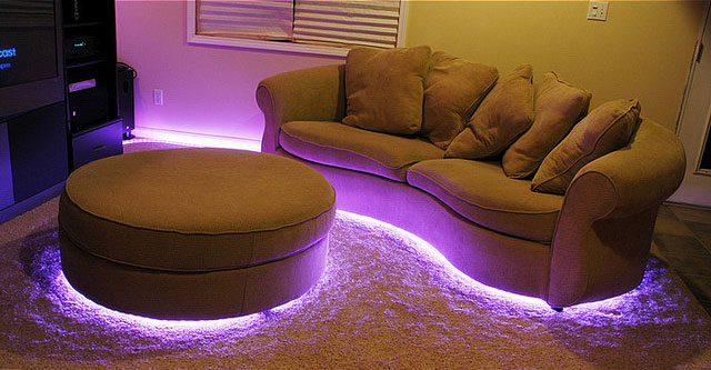 оформление светодиодными лентами дивана