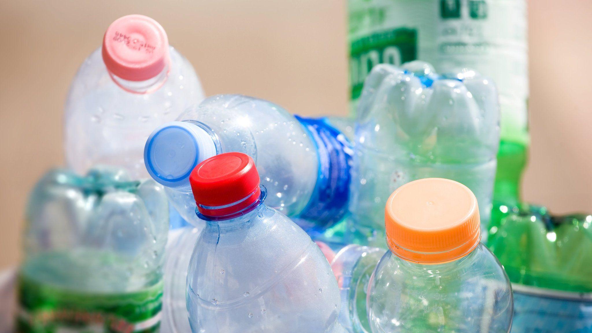 из чего делают пластиковые бутылки