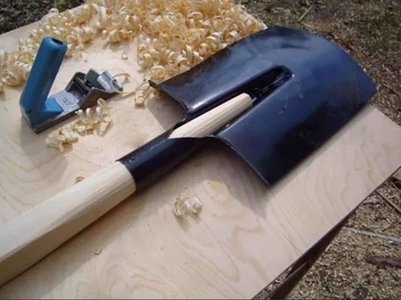 Обработка черенка лопаты.